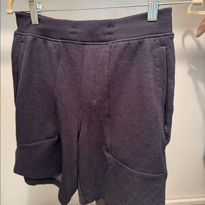Men’s navy blue Lululemon athletic shorts. Built in bike short liner. small.